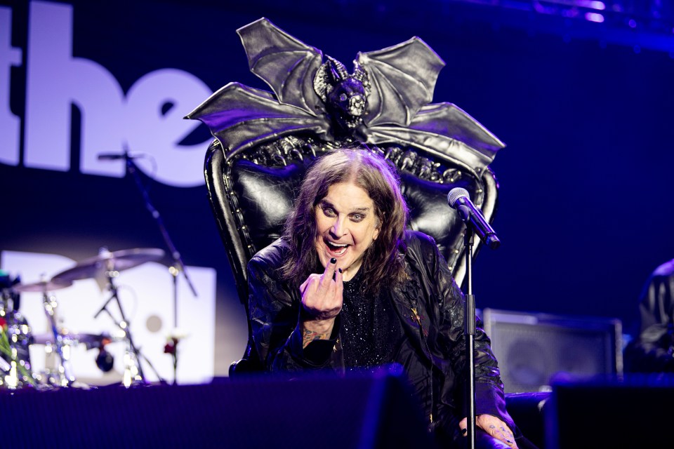 奧茲·奧斯本（Ozzy Osbourne）坐在舞台上的繁榮椅子上時，普通手指。