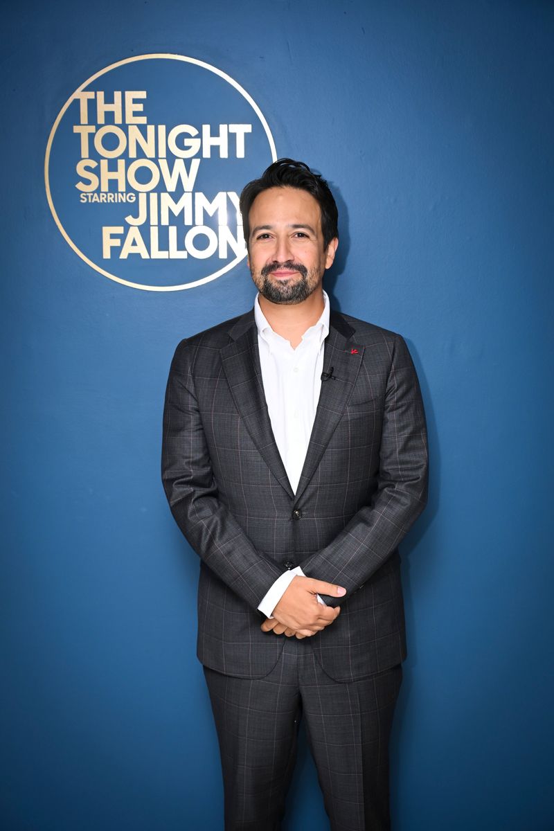 El compositor y actor Lin-Manuel Miranda posa detrás del escenario el martes 5 de agosto de 2025-(Foto de: Todd Owyoung/NBC a través de Getty Images)
