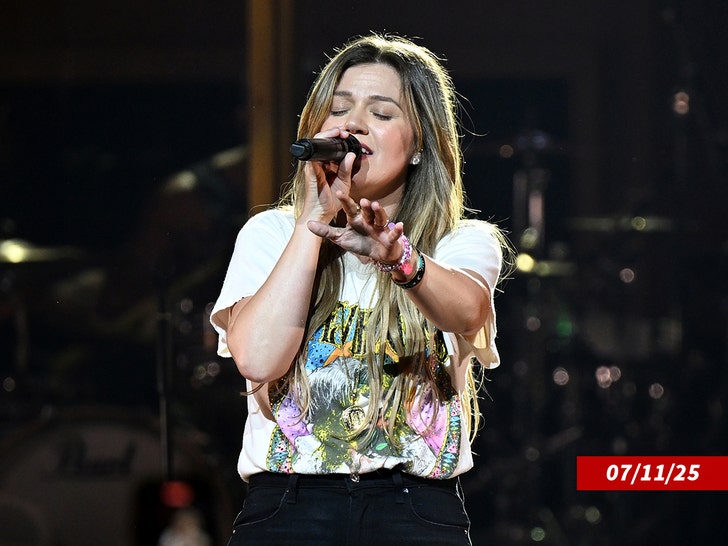 Kelly-Clarkson-sub-getty-2