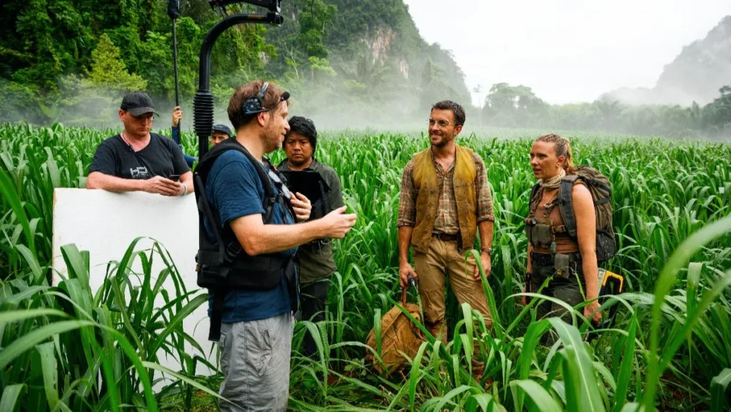 image of gareth edwards with jonathan bailey and scarlett johansson behind the scenes of jurassic world rebirth