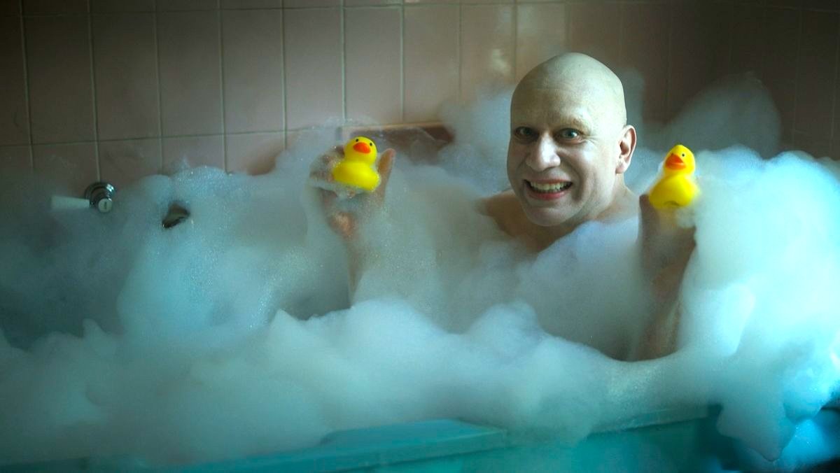 Miércoles Temporada 2 trailer tío Fester en la bañera