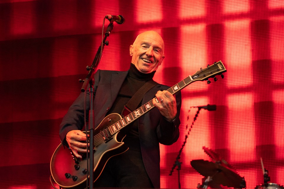 Midge Ure actuando en el Festival Rewind.