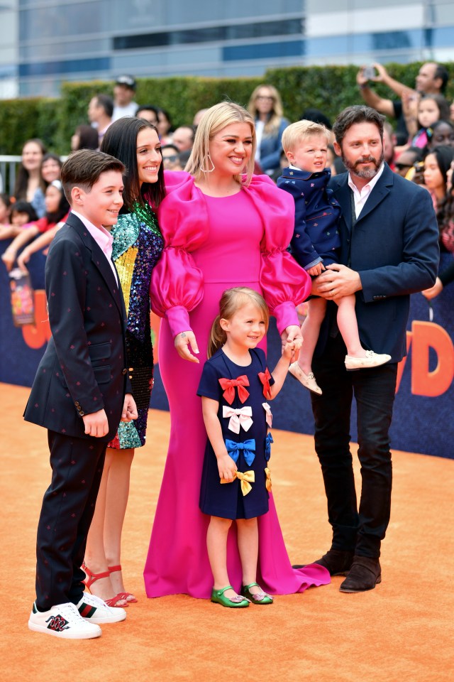 (L-R) Seth Blackstock, Remington Alexander Blackstock, Savannah Blackstock, Kelly Clarkson, River Rose Blackstock, and Brandon Blackstock in 2019