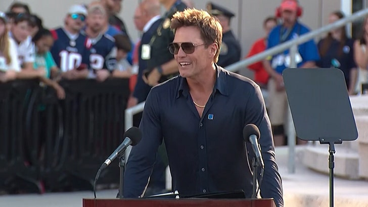 080825_tom_brady_statue_speech_kal