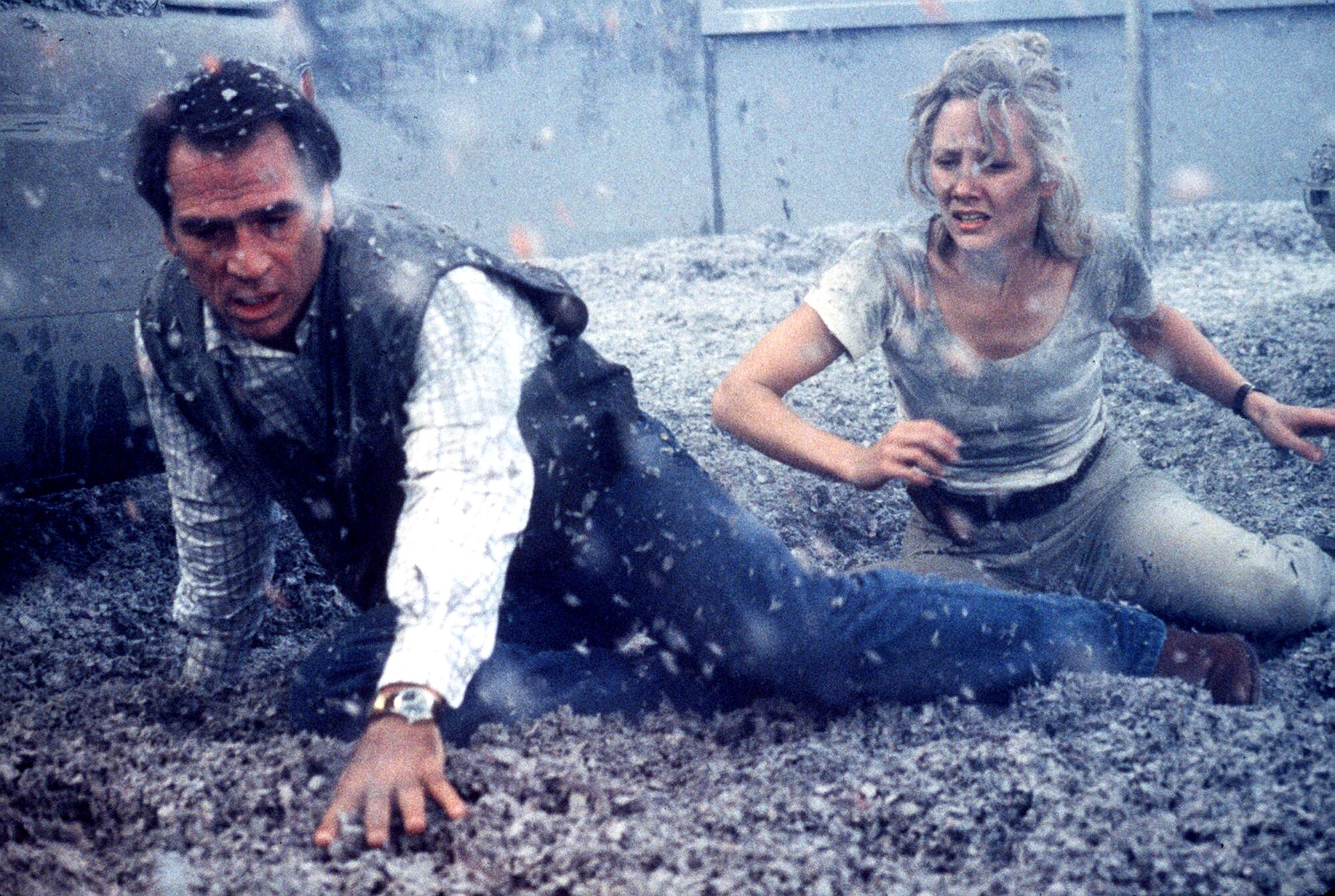 Tommy Lee Jones and Anne Heche in a scene from "Volcano". 