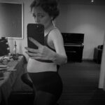 acclaimed-singer-songwriter-pregnant-at-41