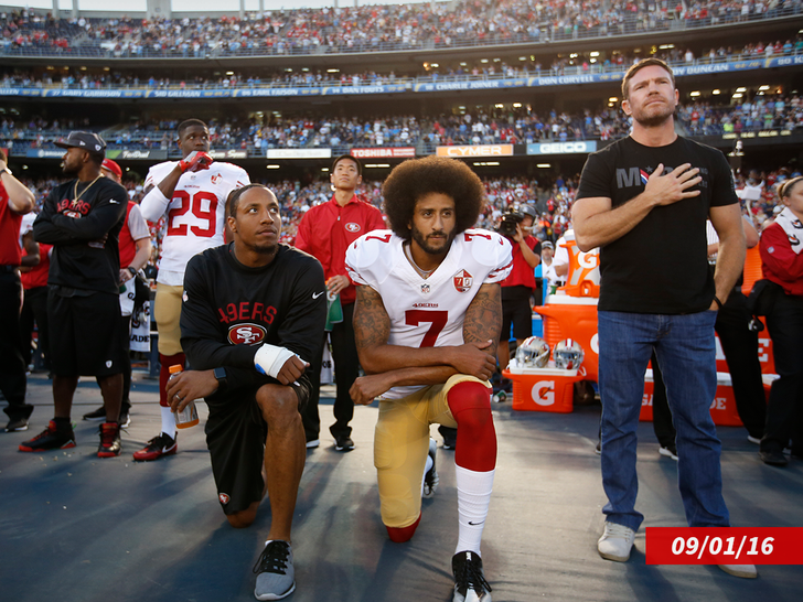 Colin Kaepernick arrodillado