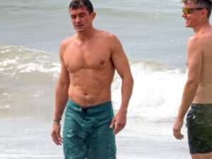 0805-Orlando-Bloom-Shirtless-Soaking-Up-Sun-Sub1